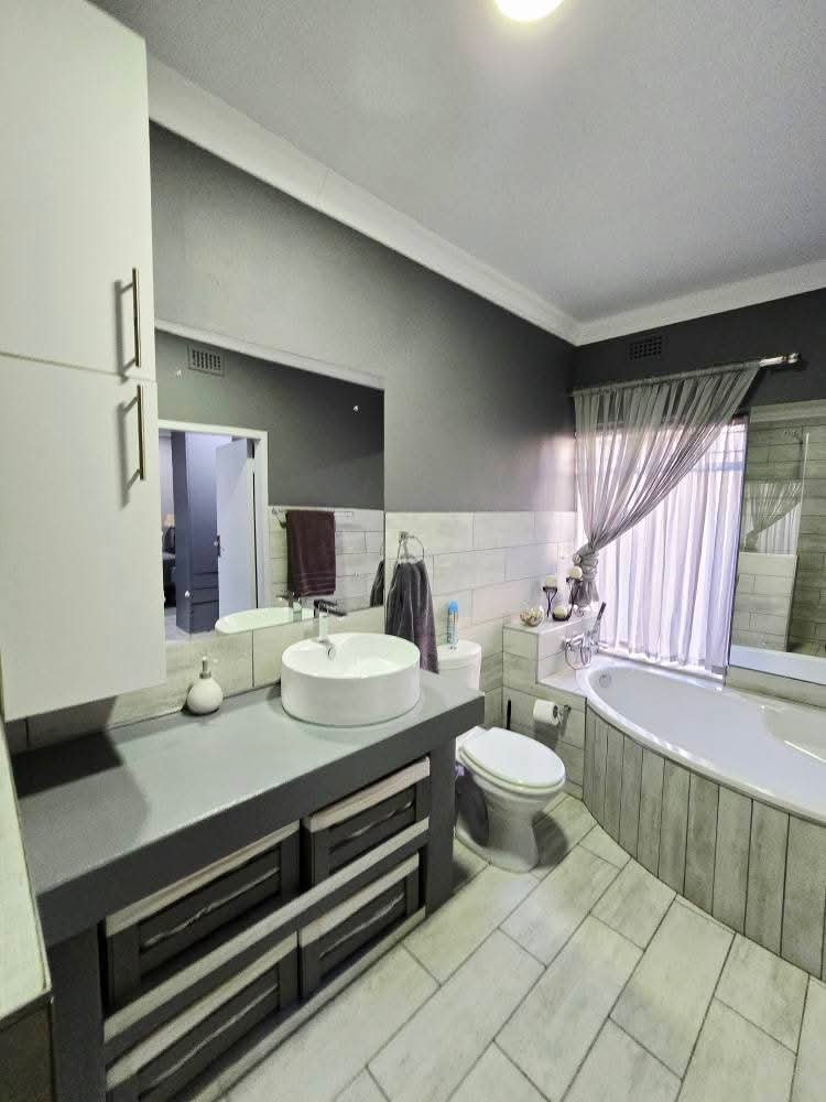 5 Bedroom Property for Sale in Irene Park North West